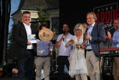 5. Manchinger Sommernacht 2023 10 Jahre Städtepartnerschaft Castelnuovo di Garfagnana: Andrea Tagliasacchihat Herbert Nerb Geschenke überreicht.