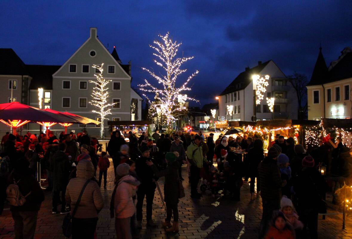 Adventsmarkt um das Fontänenfeld