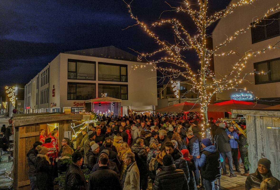 Adventsmarkt 2019 Besucher am Fontänenfeld