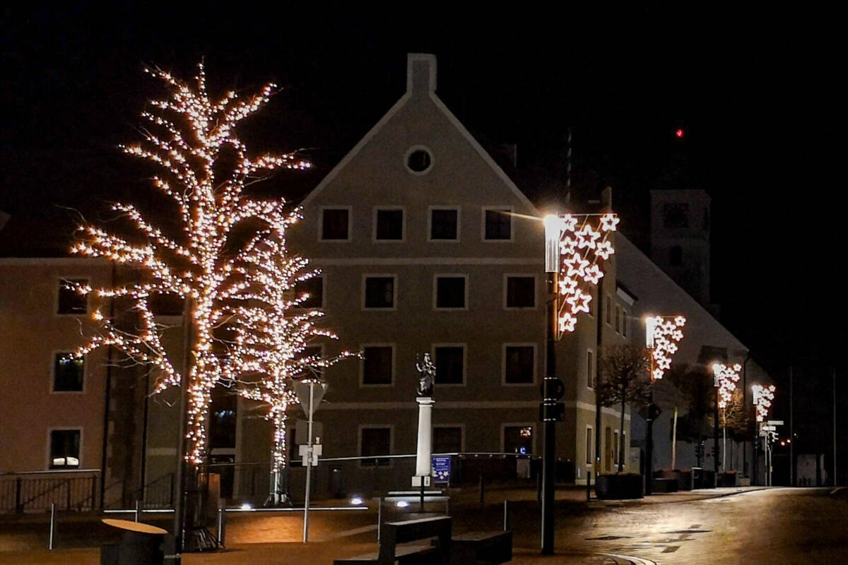 Weihnachtsbeleuchtung Fontänenfeld Rathaus