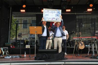 Ein Geschenk von Bürgermeister Herbert Nerb an Sindaco Andrea Tagliasacchi zu 10 Jahren Städtepartnerschaft mit Castelnuovo di Garfagnana