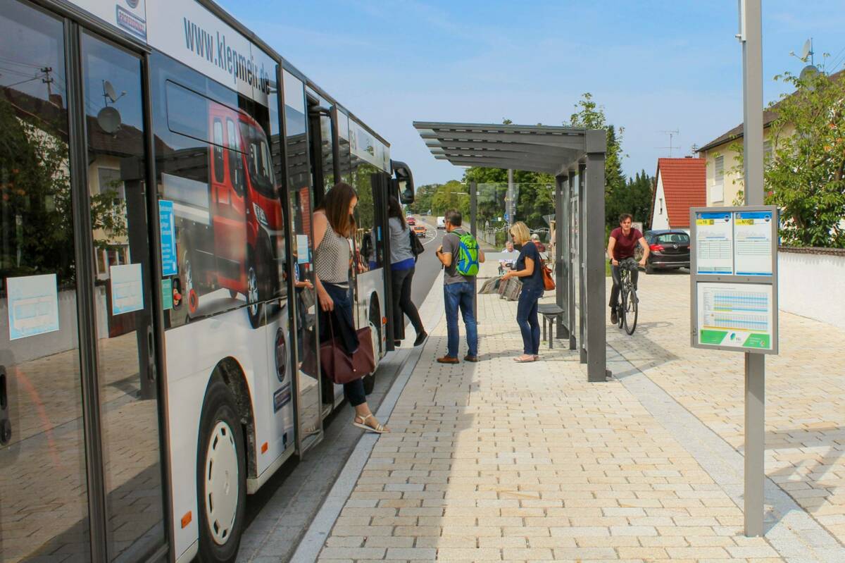 Bus an Bushaltestelle Lindenstraße Manching