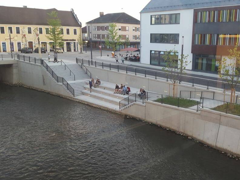 Paarterrasse Markt Manching mit Besucher