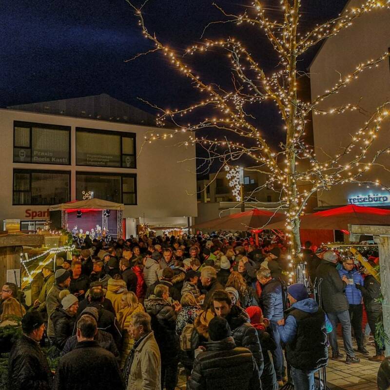 Adventsmarkt 2019 Besucher am Fontänenfeld
